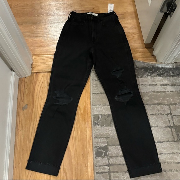 Hollister Curvy Ultra-High Rise Ripped Black Mom Jeans - Picture 2 of 3